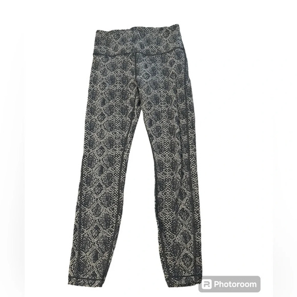 Athleta Pants - ATHLETA XS Ultimate Stash  Snake Print 7/8 Tights Crop Yoga Pants EUC